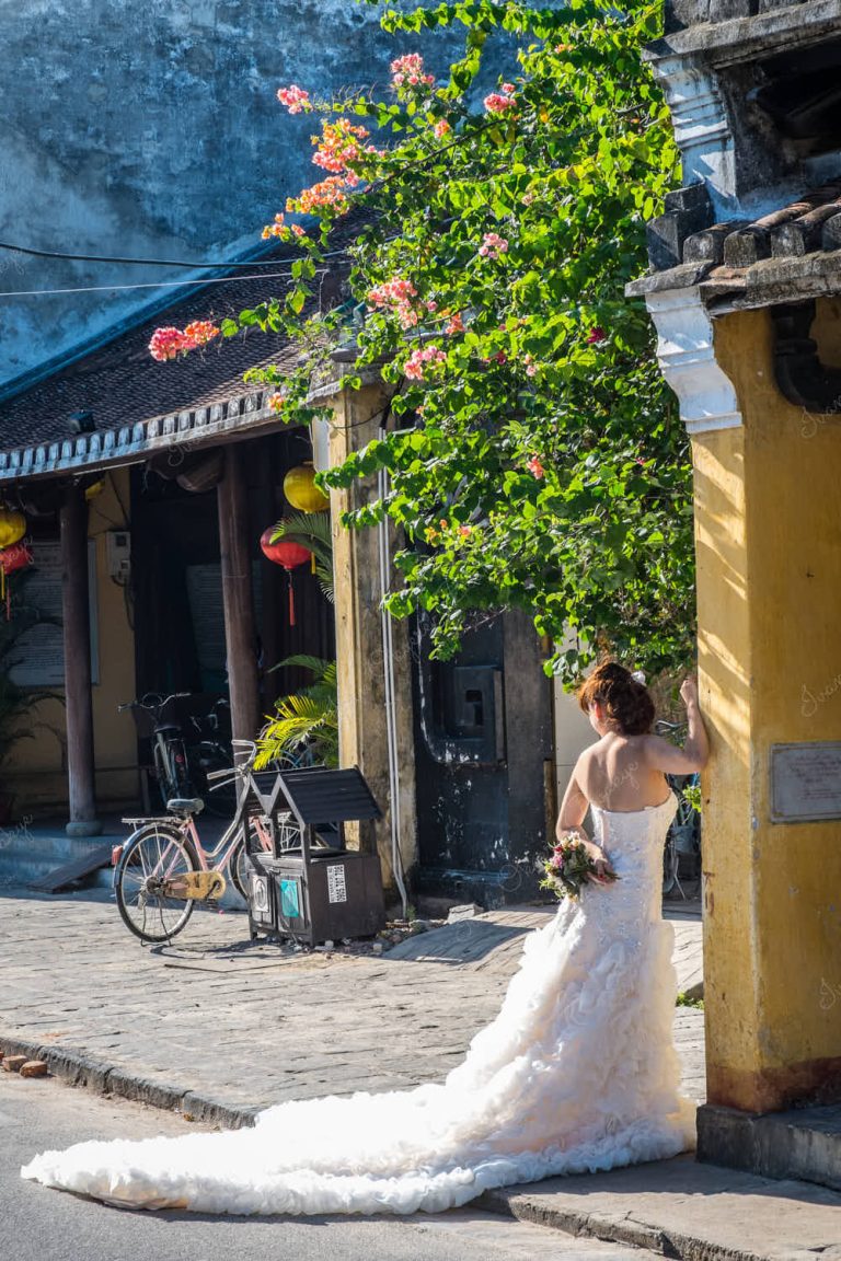 Vietnamese bride photo shoot in the colourful streets of Hoi An Old Town, Vietnam