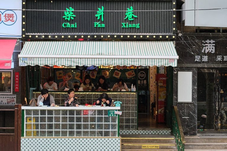 People having lunch in Tianzifang restaurant, Shanghai, China