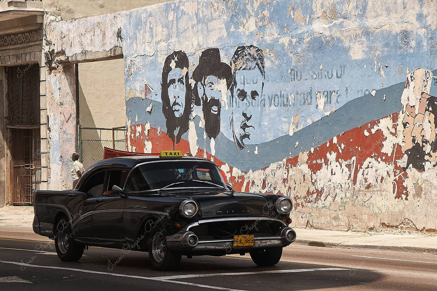 Cuban American Car Taxi with Che Guevara image in background in Centro Habana, Cuba