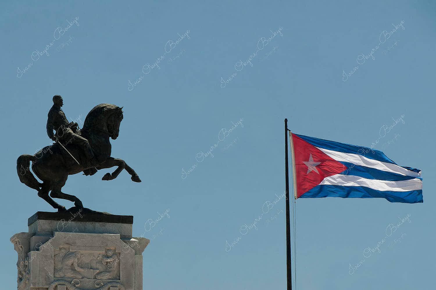 Monumento a Antonio Maceo facing a blowing cuban flag in Centro