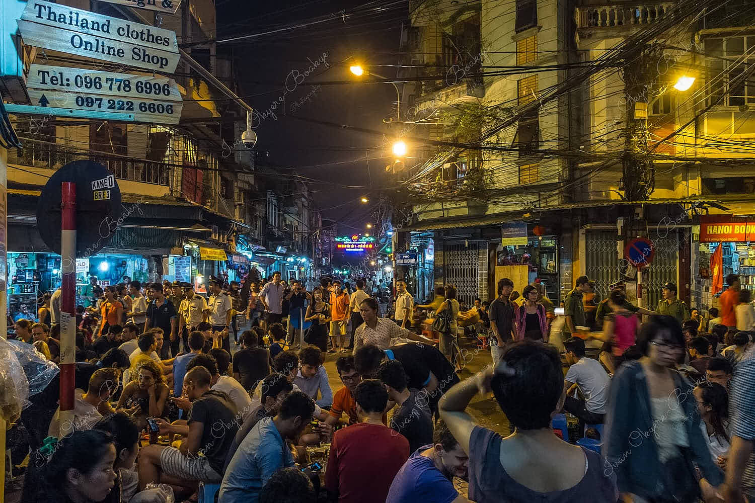 Tourists enjoying night life at Bia Hoi Beer Bars in the old quarter of Hanoi, Vietnam