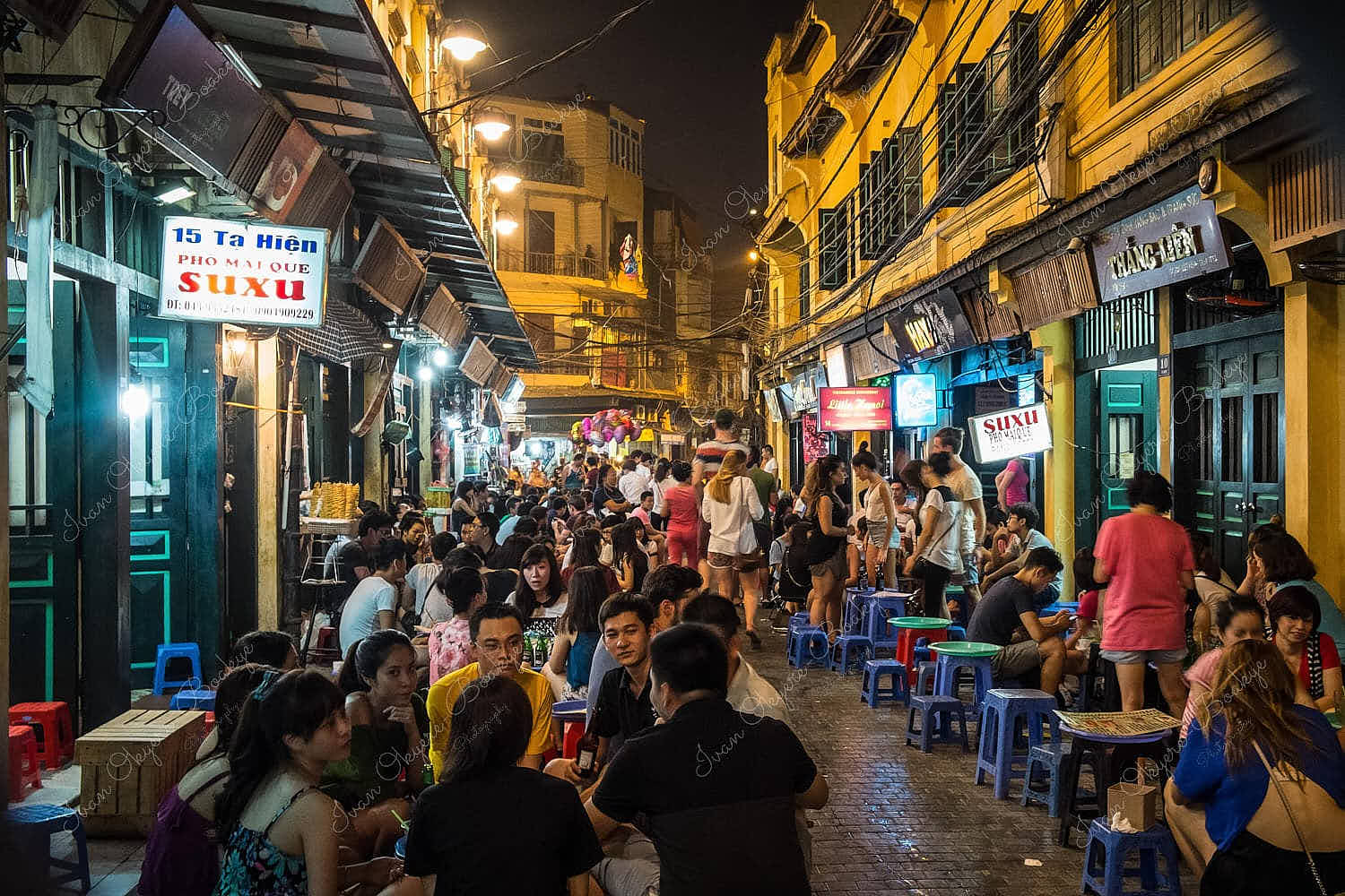 Tourists enjoying night life at Bia Hoi Beer Bars in the old quarter of Hanoi, Vietnam