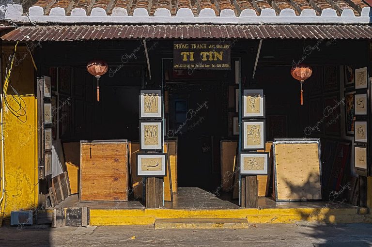 Ti Tin art gallery with traditional drawings of Vietnamese women in Old Town, Hoi An, Vietnam