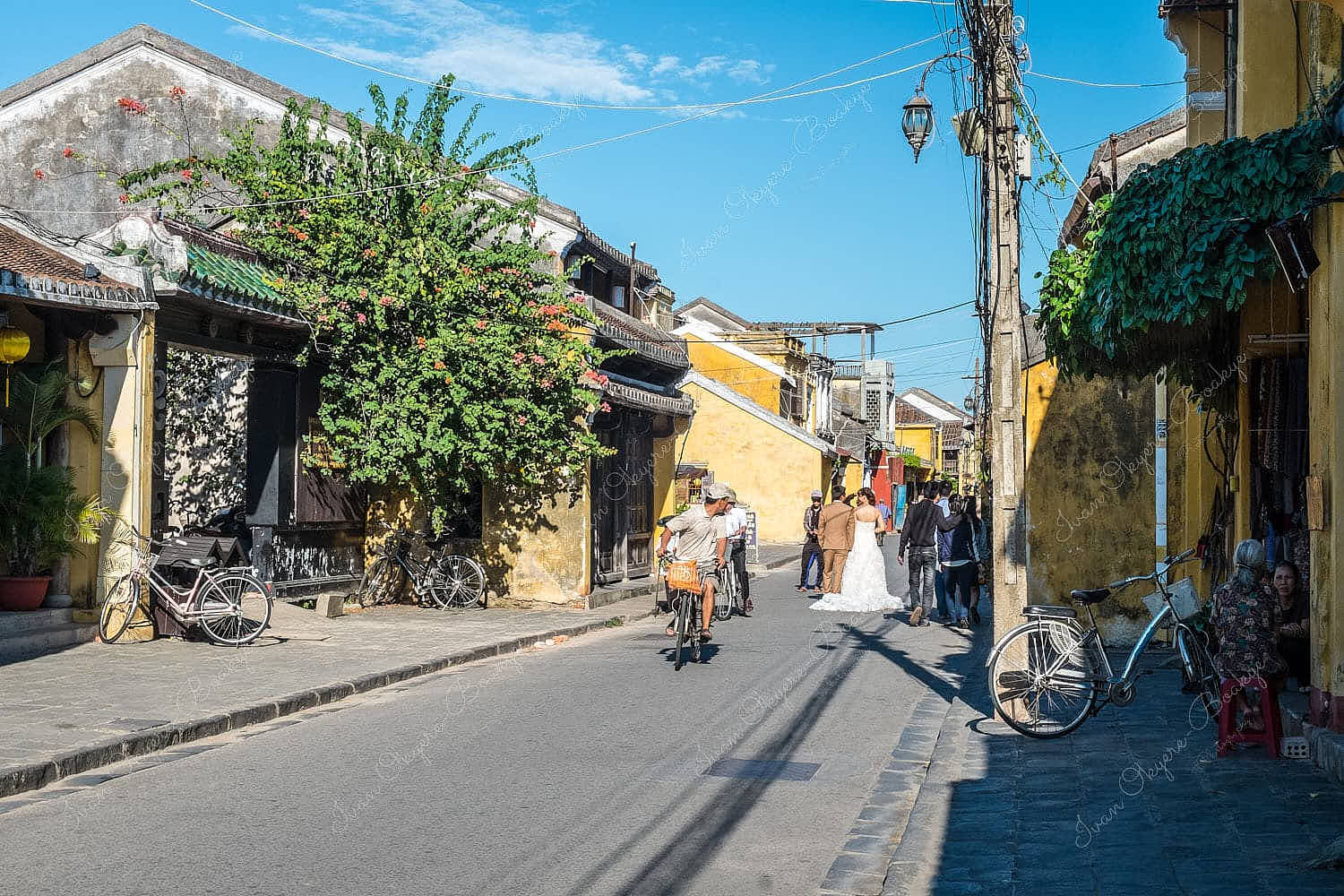 Vietnamese bride photo shoot in the colourful streets of Hoi An Old Town, Vietnam