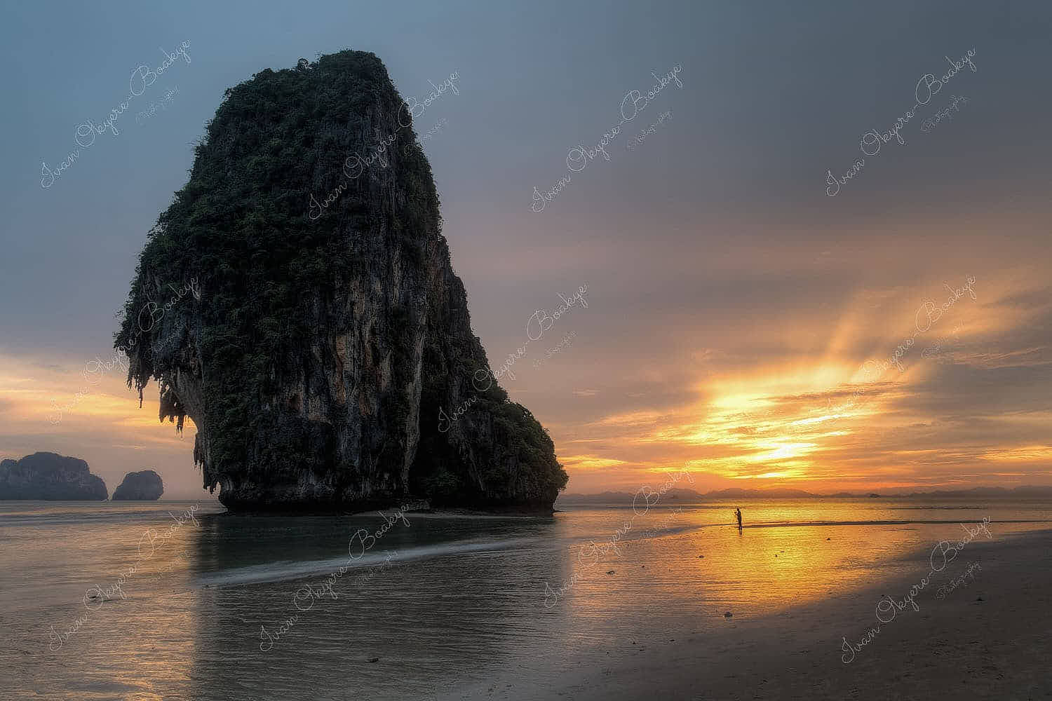 The amazingly beautiful sandy beach and majestic karst mountains landscape of Hat Phra Nang beach, Railey Bay